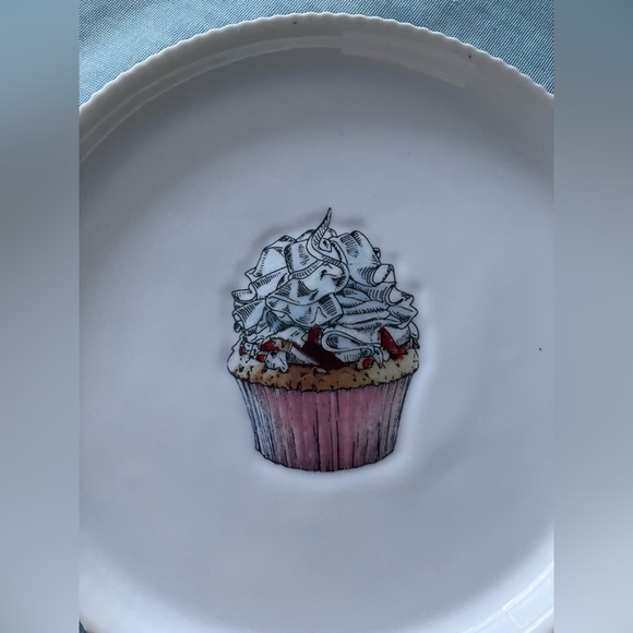 Williams Sonoma White Cupcake Dessert plates (set of four) - Picture 1 of 8